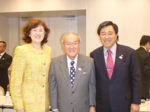 左：田村本部長　中央：鈴木オリパラ担当大臣　右：金丸市長