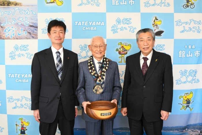 左：森正一市長　中央：稲田弘選手　右：出山裕之教育長