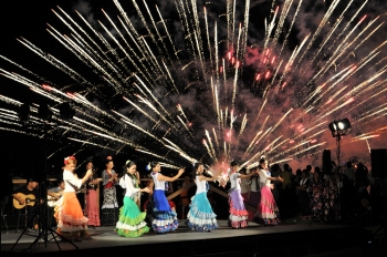 館山湾花火大会の直径250mの水中花火をバックに♪