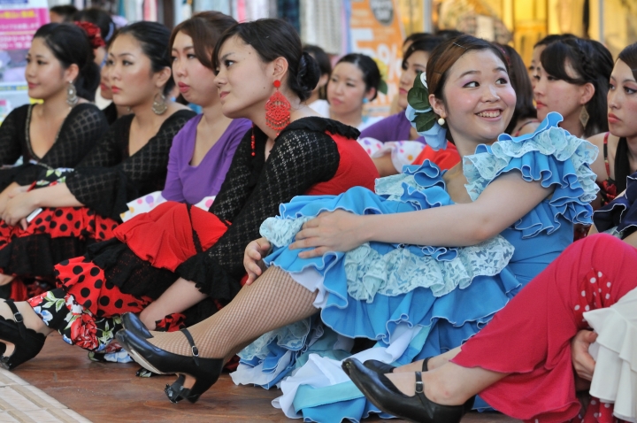先輩の上手な踊りを観察・・・、そして観察( ̄ー ̄)