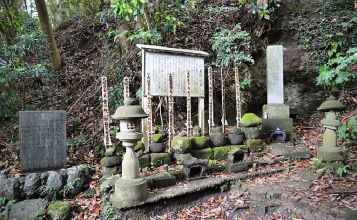 八遺臣の墓