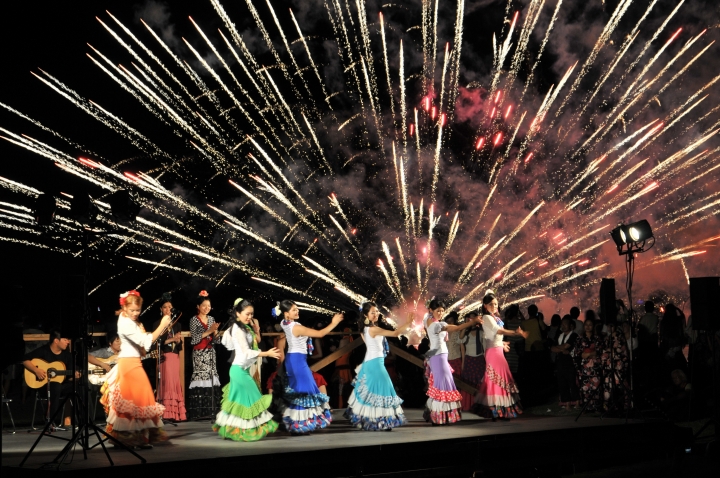 昨年の花火とフラメンコの時のフェリス女学院大学のステージ♪「踊りと衣装が水中花火に映えるね!」by(M)