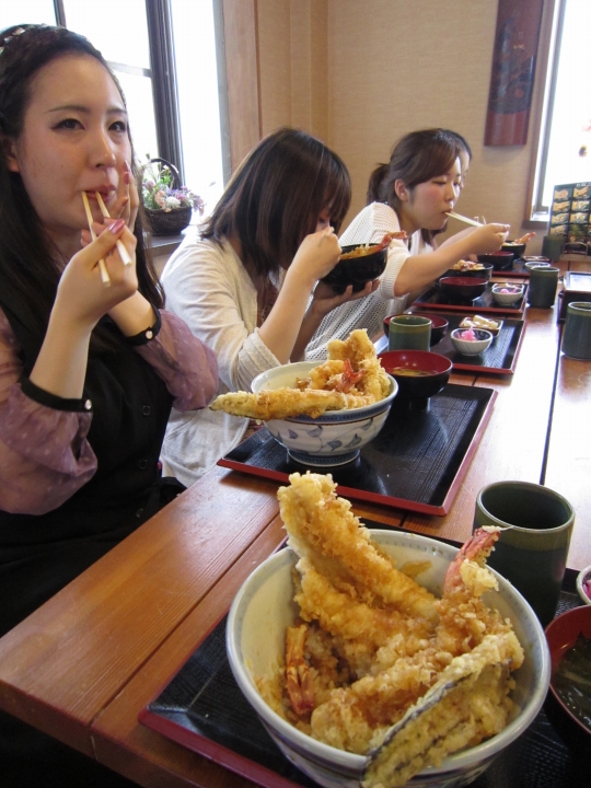 一番手前に写っているのが「海老・穴子天丼」です♪