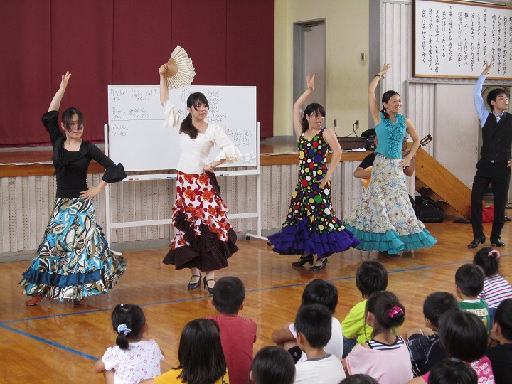 まずセビジャーナスで子どもたちの関心を引きつけてと・・・