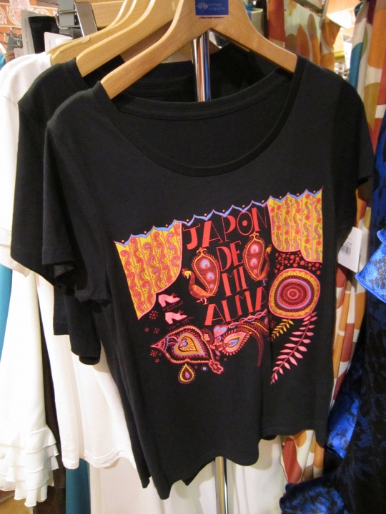 このTシャツのデザイン、よ~く見てください!