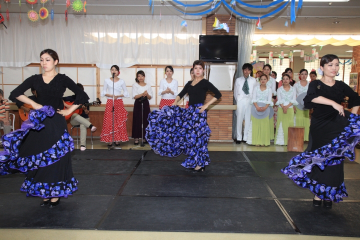 私たちの踊りも見てー♪