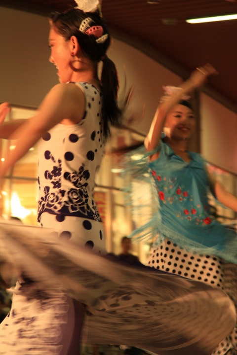 私たち2人の踊りを見て!