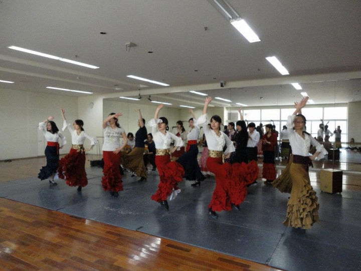 先輩が後輩に教えるんだー。結束力が高まりそうw♪