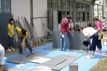 フラメンコを応援する館山市民と大学生で舞台用のコンパネの塗装作業をしました!