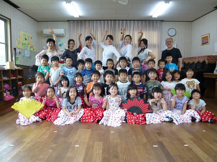 最前列の子たちの座り方見てください!園児達はフラメンコの集合写真の際の座り方知ってますね