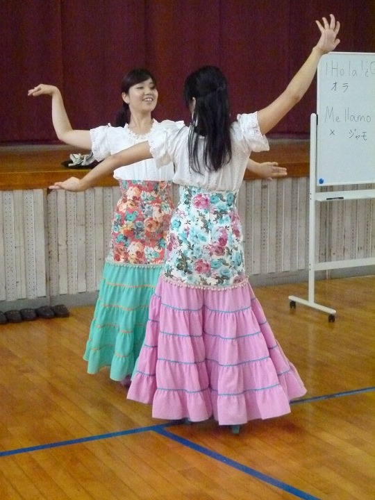 衣装がお揃い・・・。そうです、同じ大学ですw