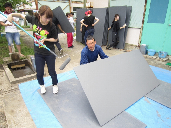 コンパネの角が傷んでるから、角もよく塗ろう!