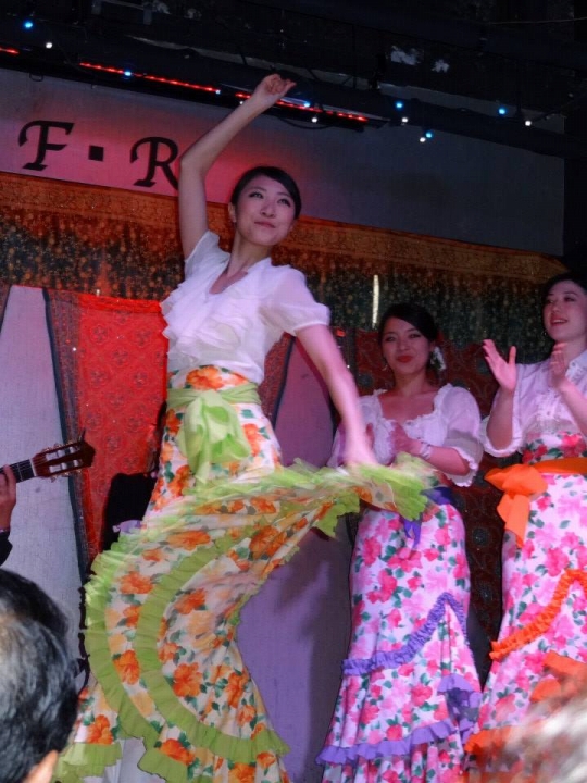 素敵な衣装がほんとに踊りにマッチしていますネ!