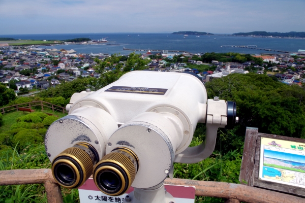 大型双眼鏡と鏡ヶ浦