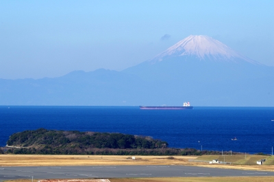 山頂から望む、沖ノ島と富士