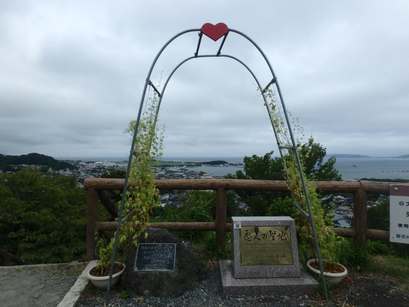 山頂広場の市街地が見渡せる場所に、設置しました。「恋人の聖地」モニュメントの周りを囲んでいます。