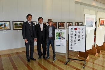 左から：李世丙（リー　セイヘイ）副代表、金丸市長、小出一彦氏
