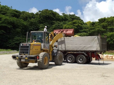 ダンプトラックに積み換え