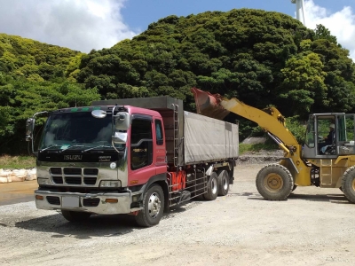 ダンプトラックで市外へ搬出