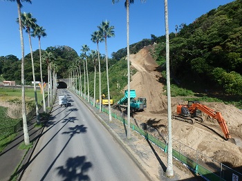 （写真（2））斜面切土工事　工事車両用通路の設置状況（令和4年10月時点）