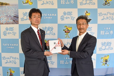 森市長に寄附金を贈呈する梨岡代表取締役(写真右)