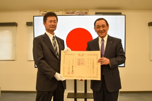 森市長（写真左）と石川代表取締役（写真右）