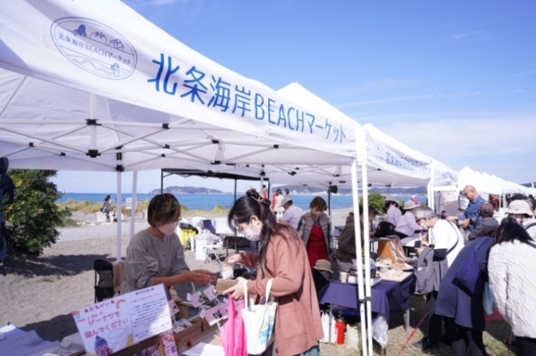 北条海岸BEACHマーケットの様子