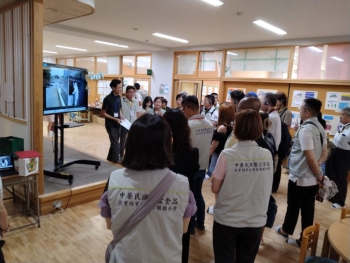 視察団の様子1