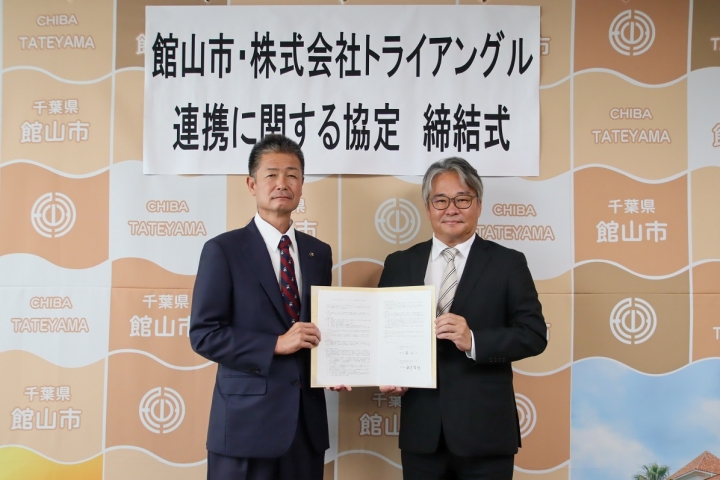締結式の様子（左：森市長　　右：鈴木代表取締役）