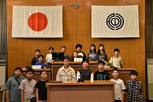 市議会を訪れた児童たち