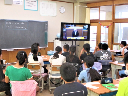 市議会を視聴する房南小学校の児童たち