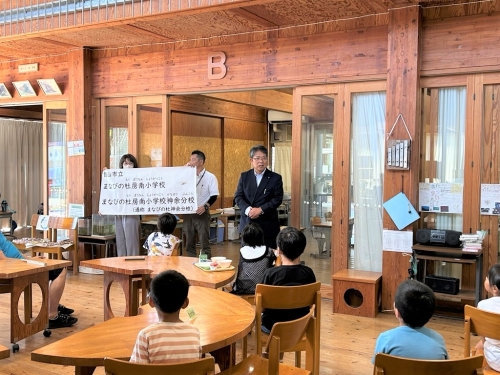 校名を伝える石井教育長(神余小学校)