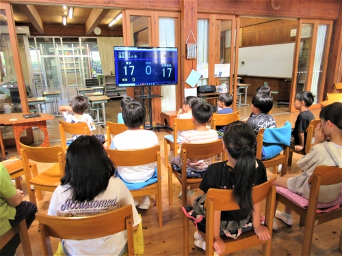 市議会を視聴する神余小学校の児童たち
