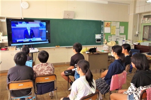 市議会を視聴する船形小学校の児童たち