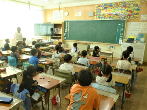 市議会を視聴する那古小学校の児童たち