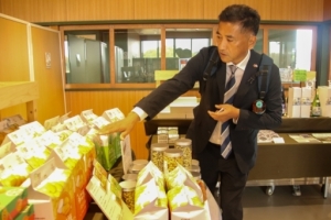 　　　　　　　　　　　　　　　　　　　売り場を確認する李鎮長