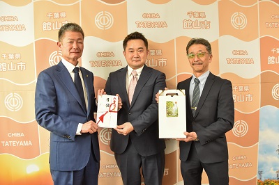 左：森正一市長、中央：株式会社服部 島野一真代表取締役、右：株式会社フルーツの丘 梨岡洋平代表取締役