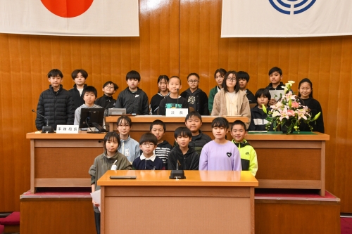 市議会を訪れた児童たち