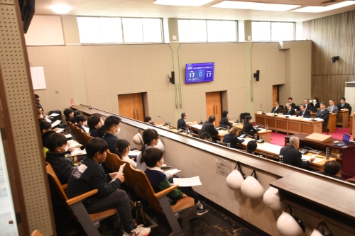 校名決定を見届ける児童たち