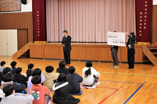 校名を伝える石井教育長（九重小学校）