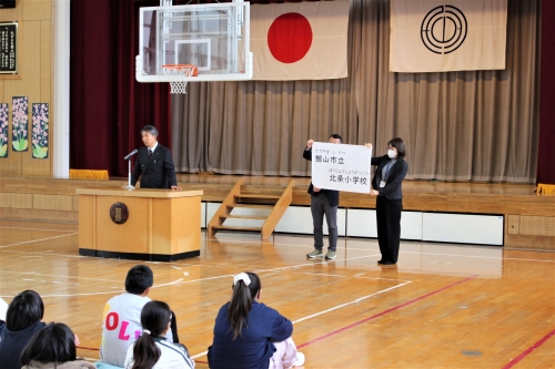 校名を伝える石井教育長（館野小学校）