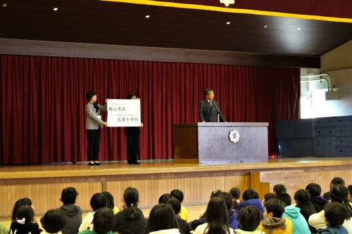 校名を伝える石井教育長（北条小学校）