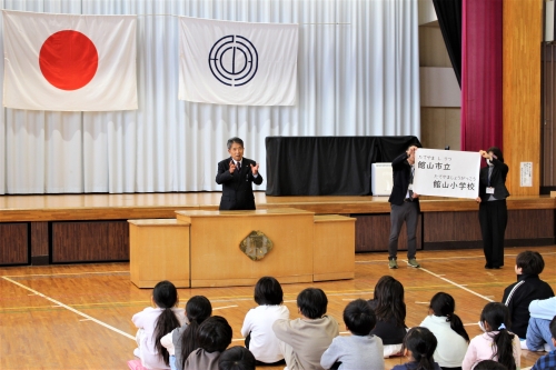 校名を伝える石井教育長（西岬小学校）