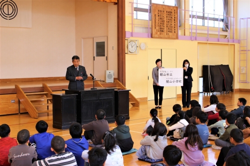 校名を伝える石井教育長（豊房小学校）