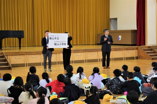 校名を伝える石井教育長（館山小学校）
