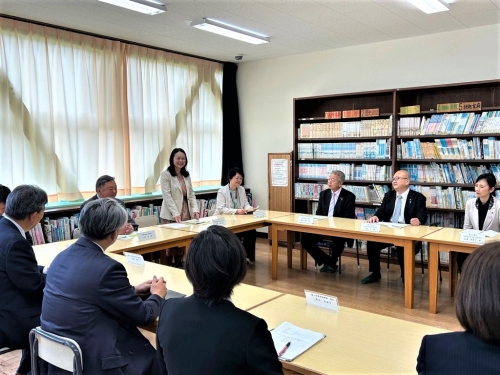視察を終えて挨拶する杉野教育長